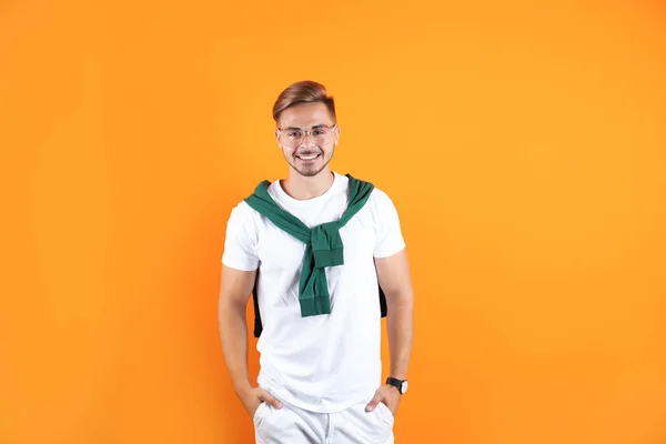 Hombre Joven Con Peinado Moda Fondo Color — Foto de Stock