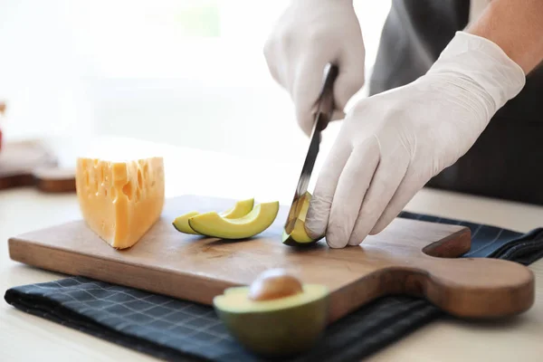 Chef Profesional Que Corta Aguacate Mesa Cocina Primer Plano —  Fotos de Stock