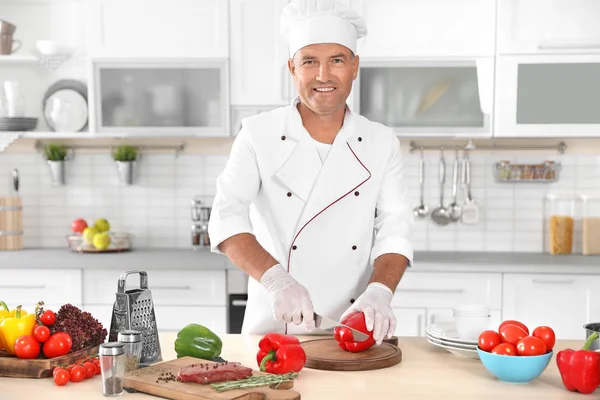 Profi Koch Schneidet Paprika Auf Dem Tisch Der Küche — Stockfoto