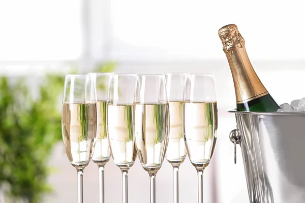 Brýle Šampaňským Láhev Kbelíku Rozostřeného Pozadí — Stock fotografie