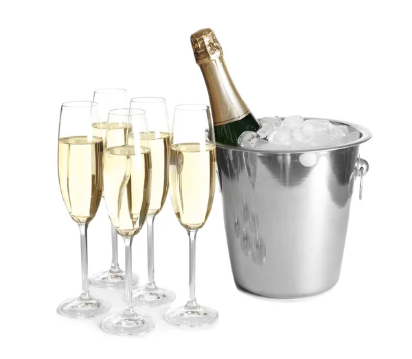 Brýle Šampaňským Láhev Kbelíku Bílém Pozadí — Stock fotografie