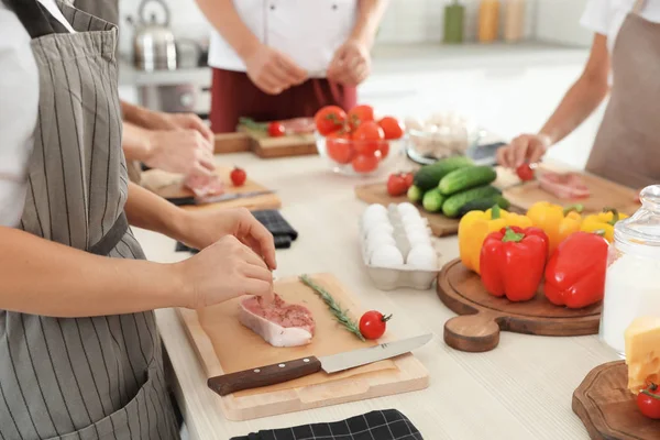 Gruppo Persone Che Preparano Carne Corsi Cucina Primo Piano Formazione — Foto Stock