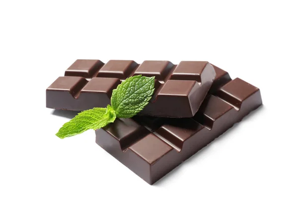 Pedazos Chocolate Negro Con Menta Sobre Fondo Blanco — Foto de Stock