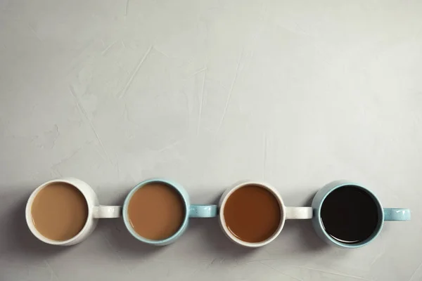 Composición Plana Con Tazas Café Sobre Fondo Gris Fotografía Alimentaria —  Fotos de Stock