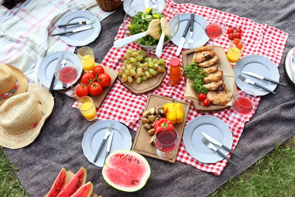 Decke Mit Speisen Für Sommerpicknick Freien — Stockfoto