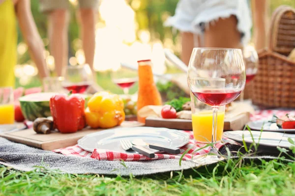 Cobertor Com Alimentos Preparados Para Piquenique Verão Livre Close — Fotografia de Stock