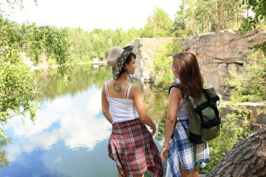 Kamp çadır yakınındaki şiş üzerinde Kızarmış şekerleme olan kadın