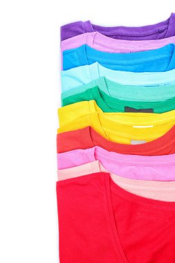Beyaz arka plan üzerinde renkli toplama t-shirtler