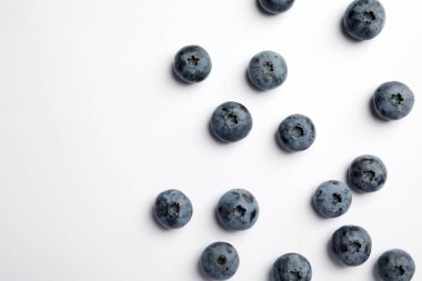 Lezzetli blueberry ve beyaz arka plan üzerinde metin için yer düz yatıyordu kompozisyonu