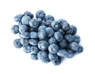 Beyaz zemin üzerine lezzetli sulu olgun yaban mersini