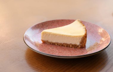 Plaka dilim cheesecake ahşap tablo