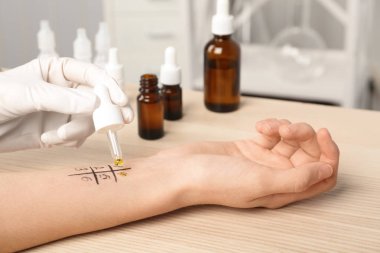 Doktor yapma alerji testi masada, portre