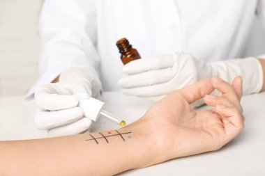 Doktor yapma alerji testi masada, portre