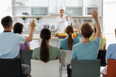 Yemek kursları, insan ve kadın şef Grup