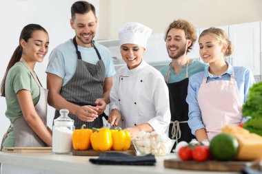 Yemek kursları, insan ve kadın şef Grup