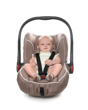 Beyaz arka plan üzerinde çocuk Emanet koltukta bebek