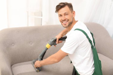Erkek hademe koltuk döşeme temizleyici kapalı ile kir kaldırılıyor
