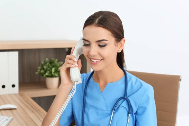 Klinikte işyerinde kadın sağlık görevlisi. Sağlık hizmeti