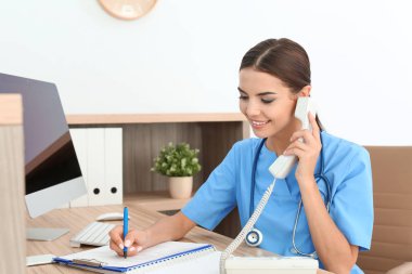 Klinikte işyerinde kadın sağlık görevlisi. Sağlık hizmeti
