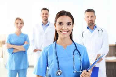 Sağlık görevlisi klinik meslektaşları ile. Sağlık hizmeti