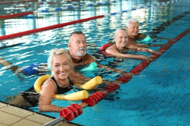 Sportif üst düzey iki içinde kapalı yüzme havuzu