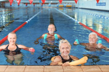 Sportif üst düzey iki içinde kapalı yüzme havuzu