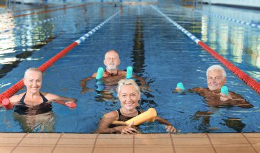 Sportif üst düzey iki içinde kapalı yüzme havuzu