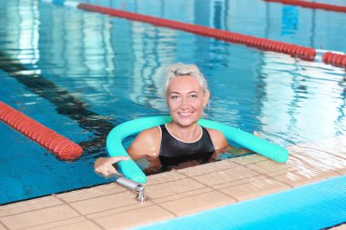 Yüzme erişte ve kapalı havuzu ile sportif üst düzey kadın