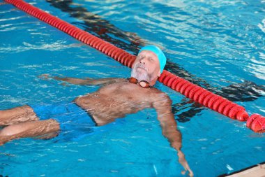 Kapalı yüzme havuzunda sportif komuta sizde