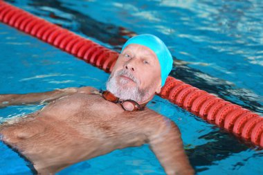 Kapalı yüzme havuzunda sportif komuta sizde