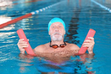 Sportif komuta sizde yüzme erişte ve kapalı havuzu ile