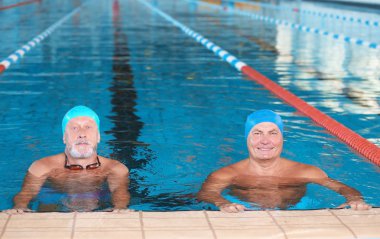 Kapalı yüzme havuzunda sportif erkekler