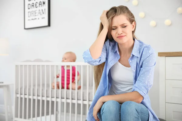 Jeune Mère Souffrant Dépression Postnatale Petit Bébé Dans Chambre — Photo