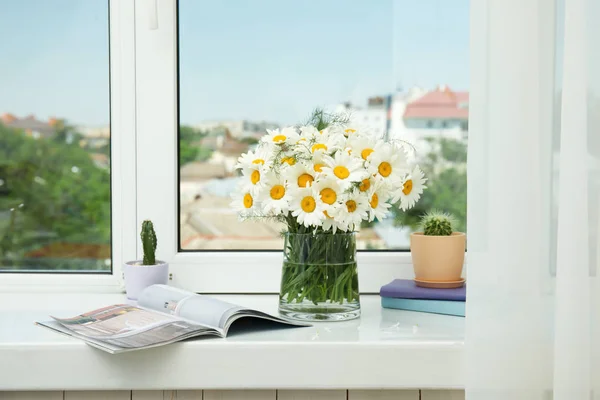 Vaas Met Mooie Kamille Bloemen Vensterbank — Stockfoto