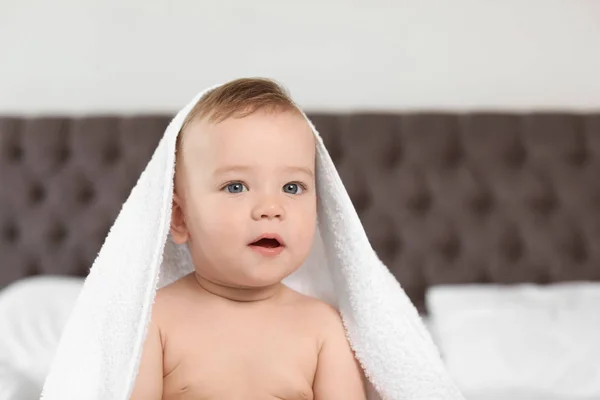 Schattige Kleine Baby Met Witte Handdoek Binnenshuis — Stockfoto