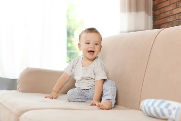 Bebé Adorável Sentado Sofá Casa — Fotografia de Stock