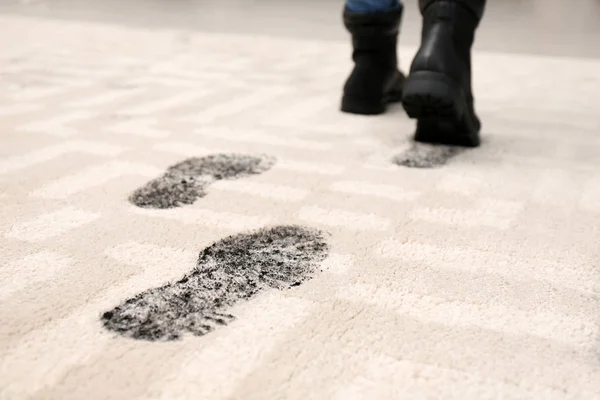 Person Dirty Shoes Leaving Muddy Footprints Carpet — Stock Photo, Image