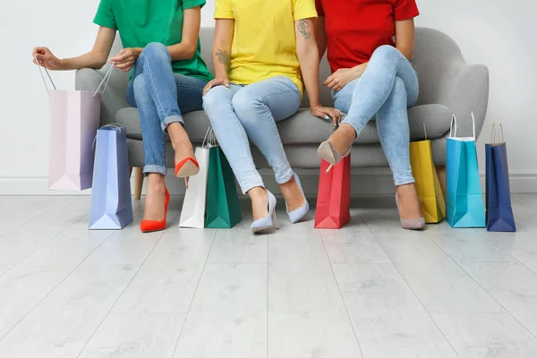 Groupe Jeunes Femmes Avec Des Sacs Provisions Assis Sur Canapé — Photo