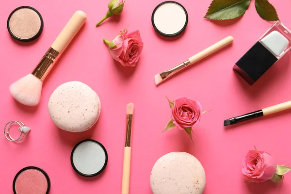 Komposisi Lay Rata Dengan Produk Untuk Makeup Dekoratif Latar Belakang — Stok Foto