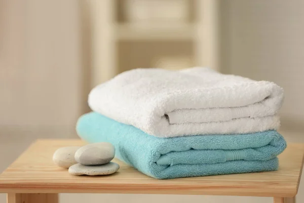 Clean Towels Stones Table Blurred Background — Stock Photo, Image