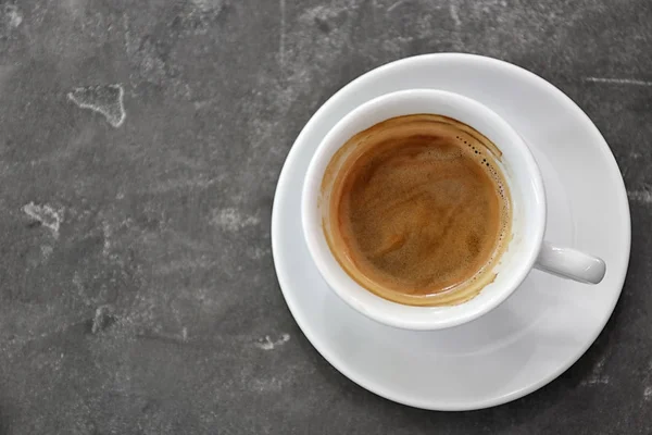 Kopje Verse Aromatische Koffie Grijze Achtergrond Bovenaanzicht — Stockfoto