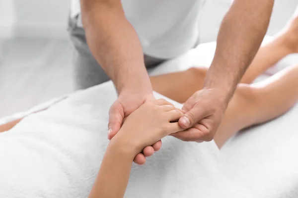 Ung Kvinna Som Fick Massage Salongen Närbild — Stockfoto