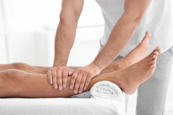 Jonge Man Ontvangen Van Massage Salon Close — Stockfoto