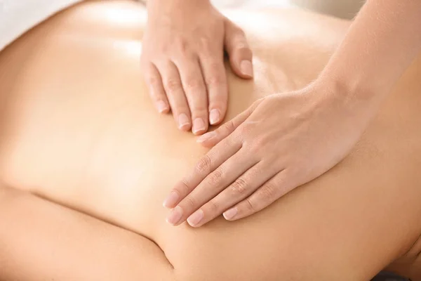 Femme Détendue Recevant Massage Dos Dans Centre Bien Être — Photo