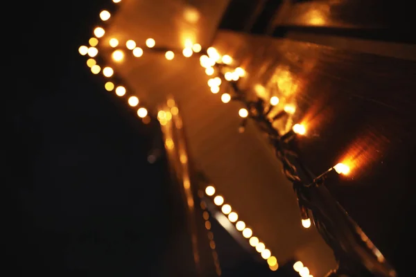 Luzes Brilhantes Coluna Madeira Contra Fundo Escuro Close — Fotografia de Stock