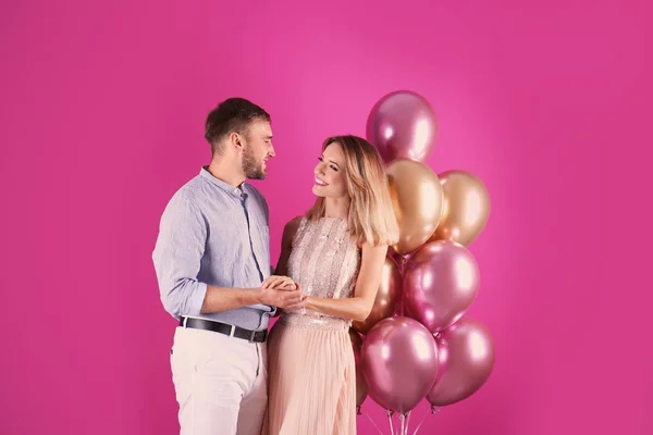 Pareja Joven Con Globos Aire Sobre Fondo Color — Foto de Stock