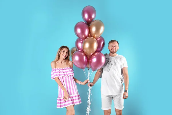 Pareja Joven Con Globos Aire Sobre Fondo Color — Foto de Stock