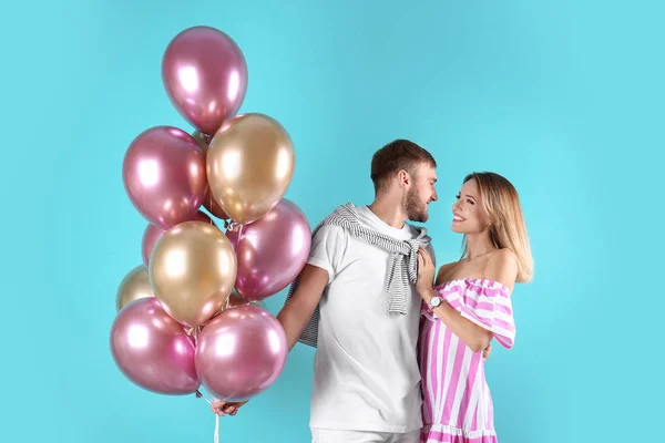 Pareja Joven Con Globos Aire Sobre Fondo Color — Foto de Stock