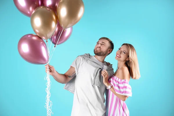 彩色背景气球的年轻夫妇 — 图库照片