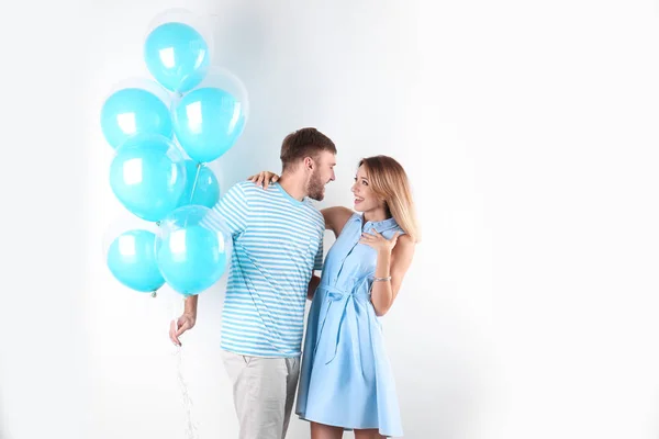 Pareja Joven Con Globos Aire Sobre Fondo Blanco — Foto de Stock